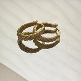 Adéla NadčasověElegantní Náušnice Twist Večerní Lesk